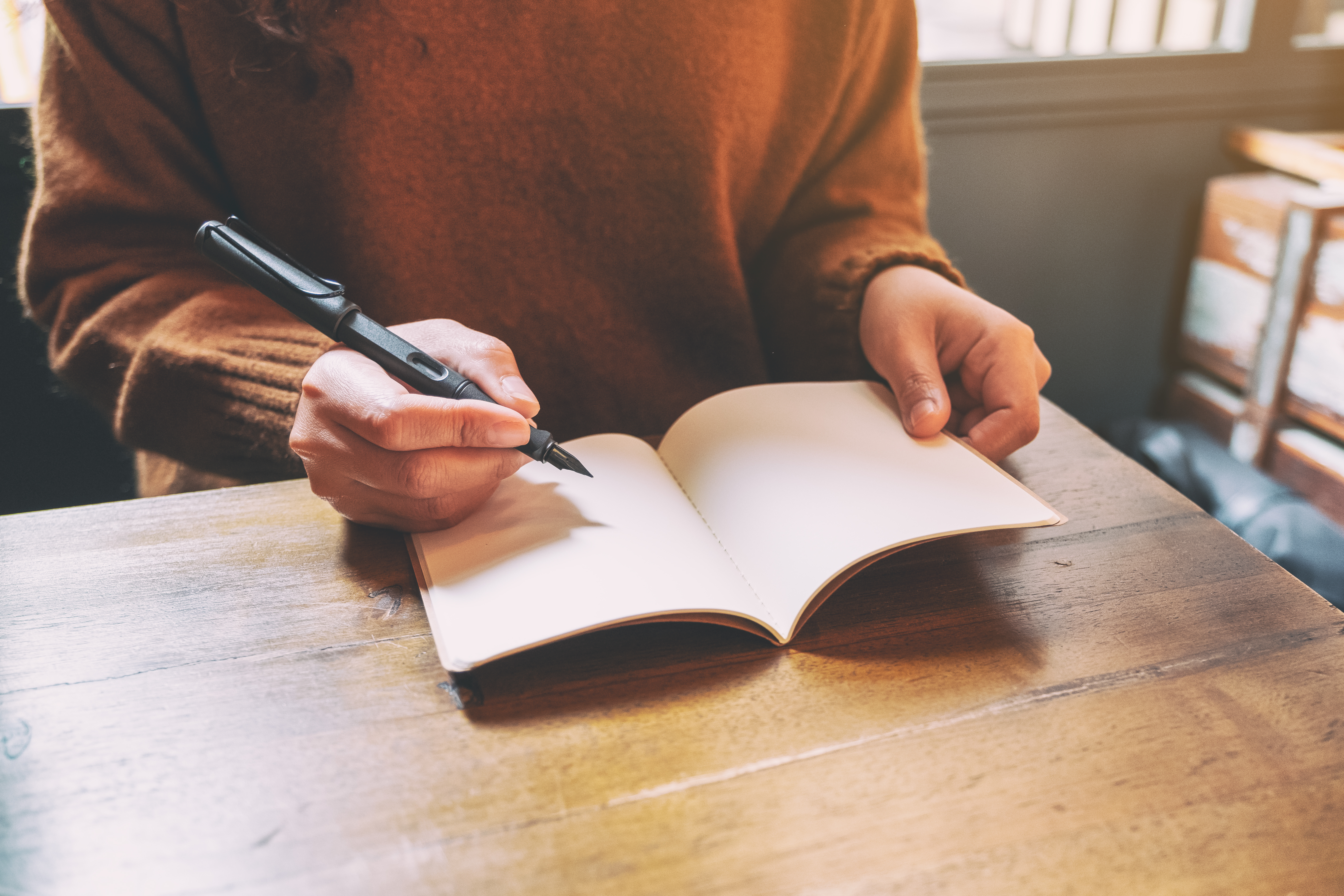 Person macht sich Notizen zu internen Meldestellen